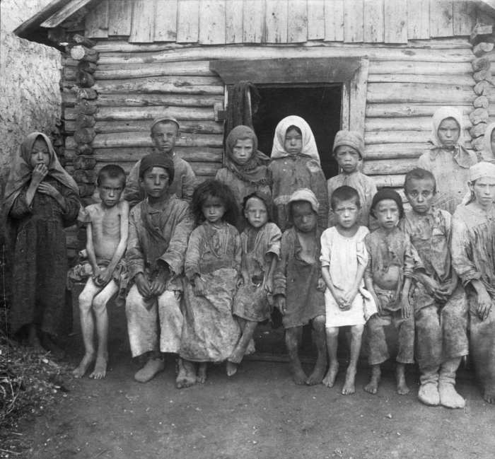 Группа детей, страдающих от голода в одном из сел на Поволжье. СССР, 1922 год.