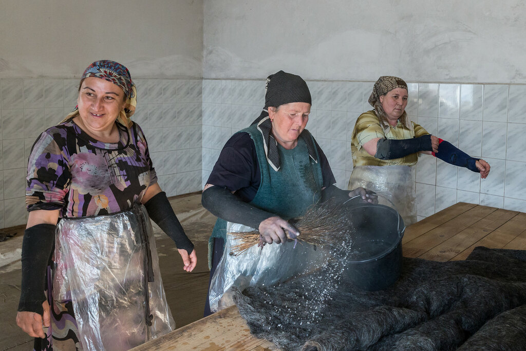 Процесс производства бурок в Дагестане