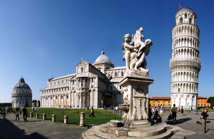 Весь архитектурный комплекс, расположенный на соборной площади внесен ЮНЕСКО в список Всемирного наследия (Италия). | Фото: tourfashion.ru.