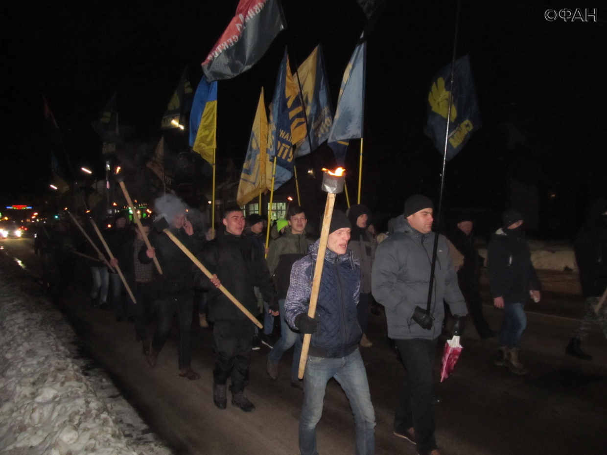 Украинские ультраправые группировки грозят Зеленскому «вооруженным «майданом»