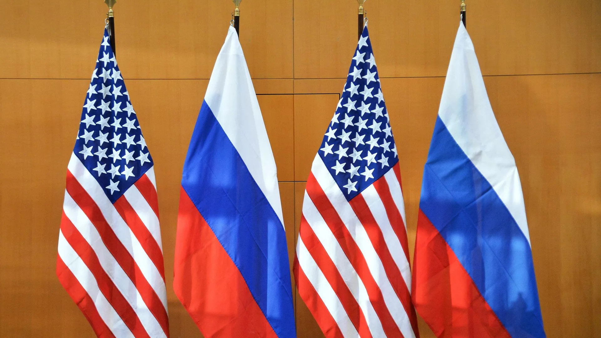 Государственные флаги России и США - РИА Новости, 1920, 21.10.2025