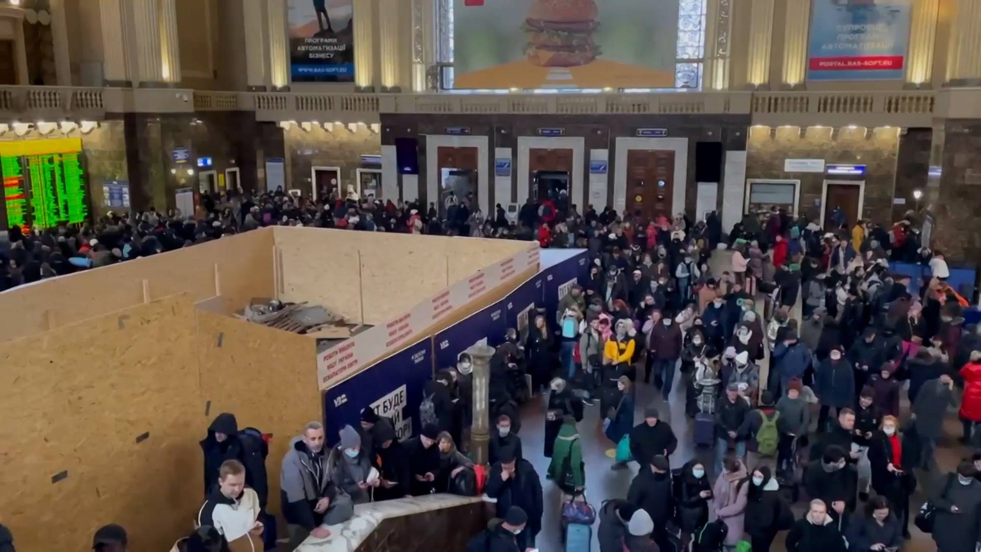 Киевляне прибывают на вокзал для эвакуации из города Видео