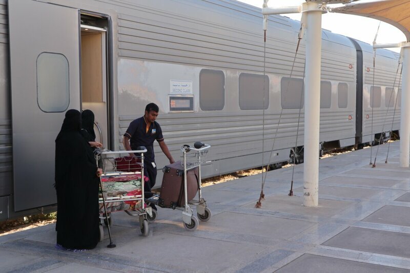 Блогер проехался по Саудовской Аравии на поезде только, Рияда, курсирует, также, полки, места, перрон, примерно, Поэтому, сразу, номеру, понятно, Саудовская, садиться, Несмотря, религиозность, поезде, вперемешку, мужчины, женщины