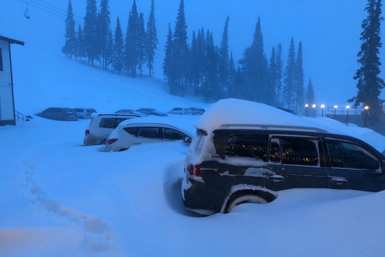 Снег в шерегеше сегодня. Сугроб шерегеш. Снег в шерегеше. Шерегеш снегопад. Снег в шерегеше.