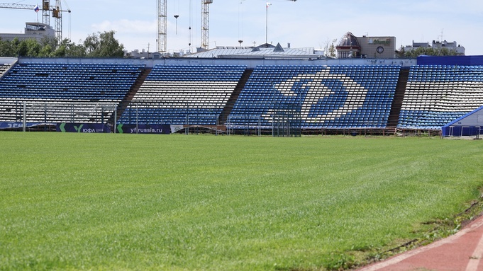Москвичи постригли газон на стадионе 