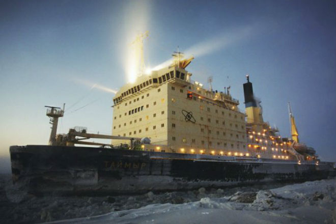 Ледокол Таймыр пробивается через льды Арктики: движение посреди ледяной пустыни арктика,Атомный ледокол,корабль,ледокол,Пространство,судно,таймыр