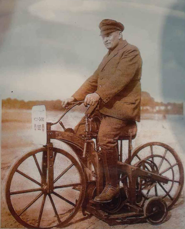 Самый первый мотоцикл в мире фото