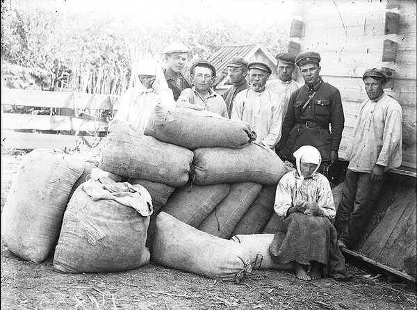 Раскулачивание крестьян, 1930-е годы.  Изъятое зерно