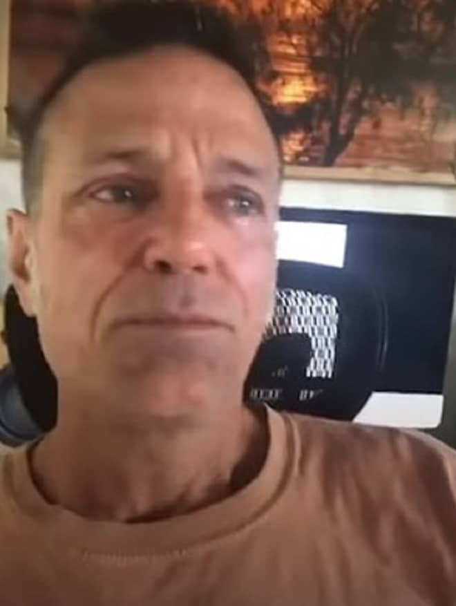 Грустный мужчина