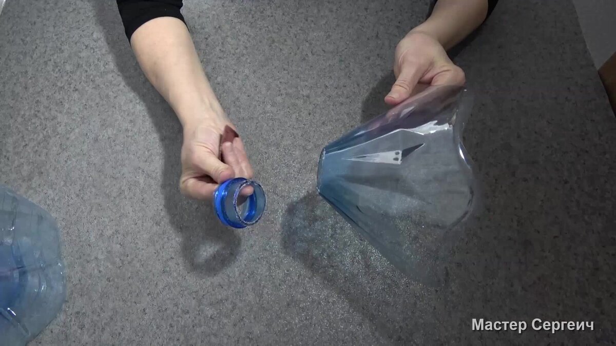 Из большой пластиковой бутылки можно сделать полезную вещь для дома