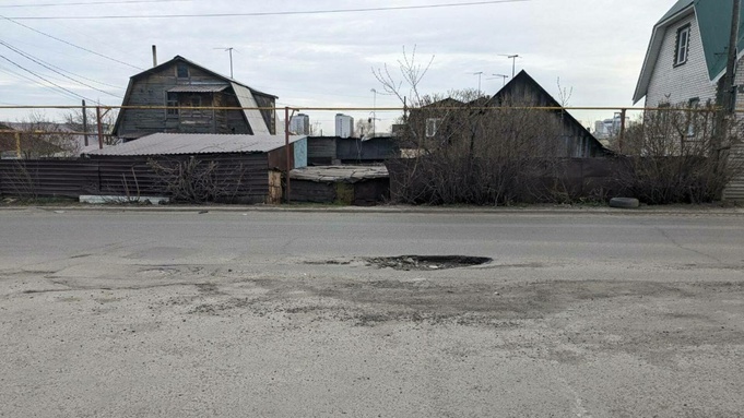 Барнаульцы пожаловались на огромную яму на оживленном перекрестке