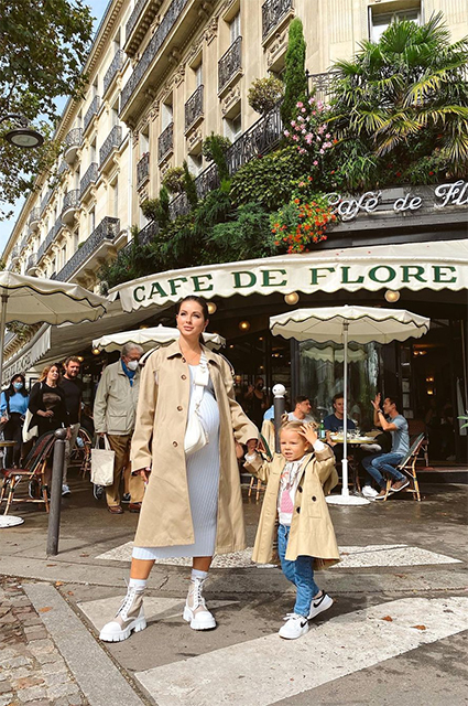 Беременная Нюша отдыхает в Париже с дочерью и делится новыми фото Звездные дети