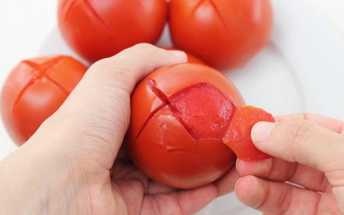 Сделайте крестообразные надрезы на помидорах. / Фото: m.povar.ru