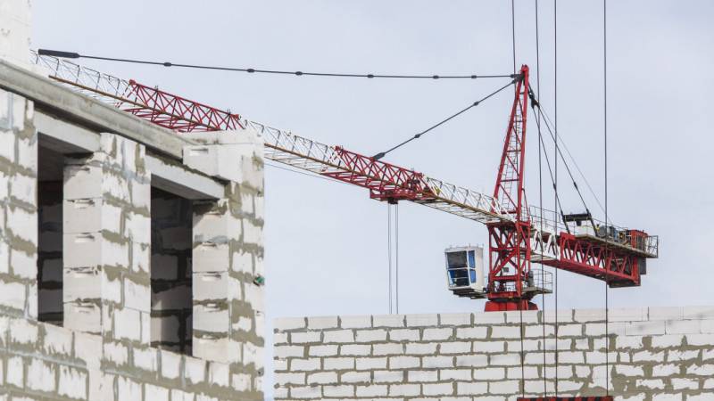 «Известия»: власти не поддержали отказ от мигрантов на стройке в России