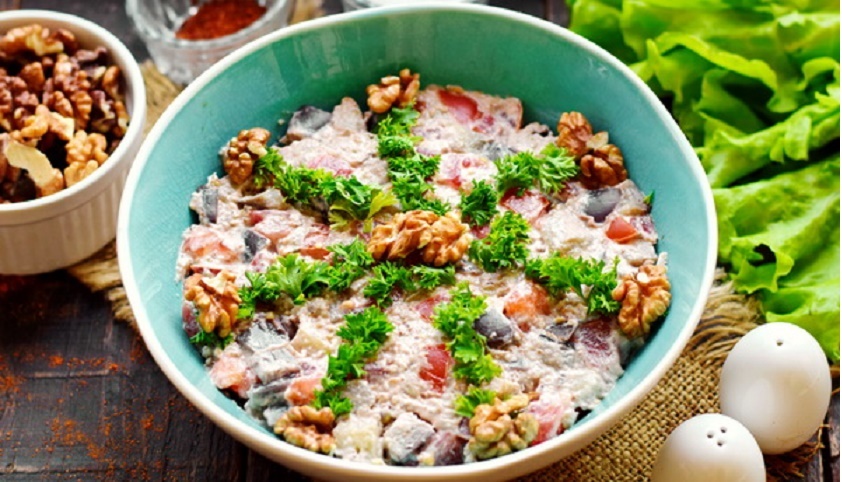 Простой салат «Лора» с баклажанами: всего из трех ингредиентов