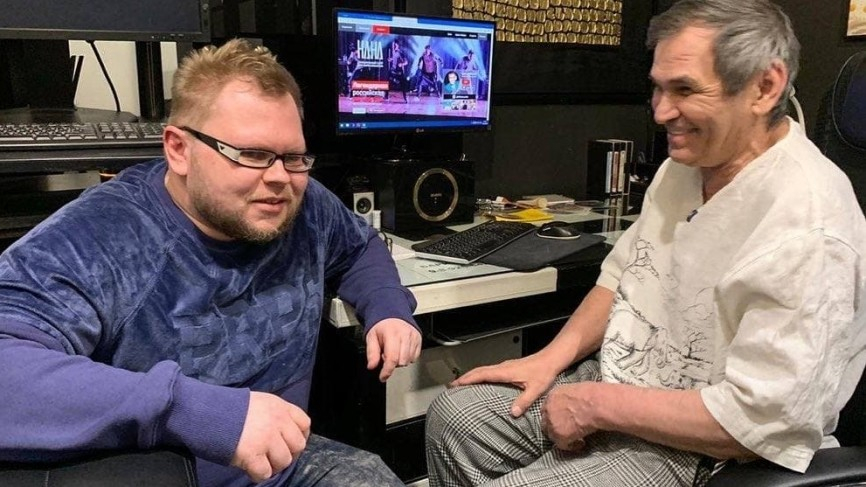 Продюсер «На-На» Алибасов был замечен в инвалидном кресле в аэропорту Москвы