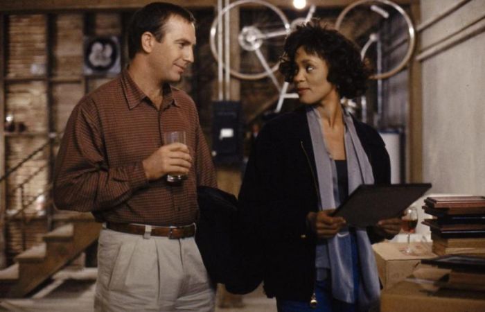 Обратная сторона славы Уитни Хьюстон. За кадром культового фильма 1990-х «Телохранитель» Обратная сторона славы Уитни Хьюстон. За кадром культового фильма 1990-х «Телохранитель»