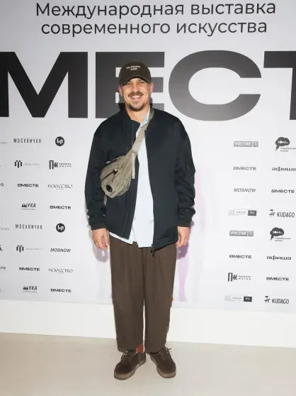 Андрей Малахов, Юрий Колокольников с женой, Антон Беляев, Алёна Долецкая и Елизавета Лихачёва посетили арт-выставку 