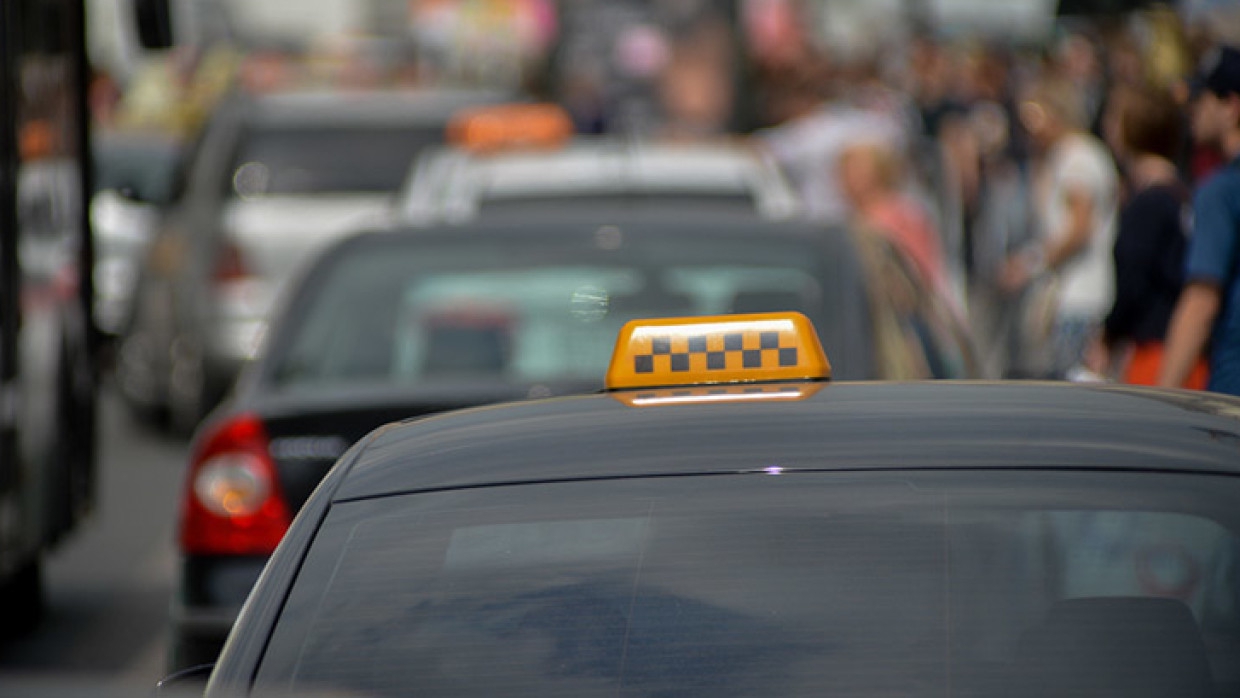 Избиение пенсионерки закончилось уголовным делом против водителя соцтакси в Петербурге