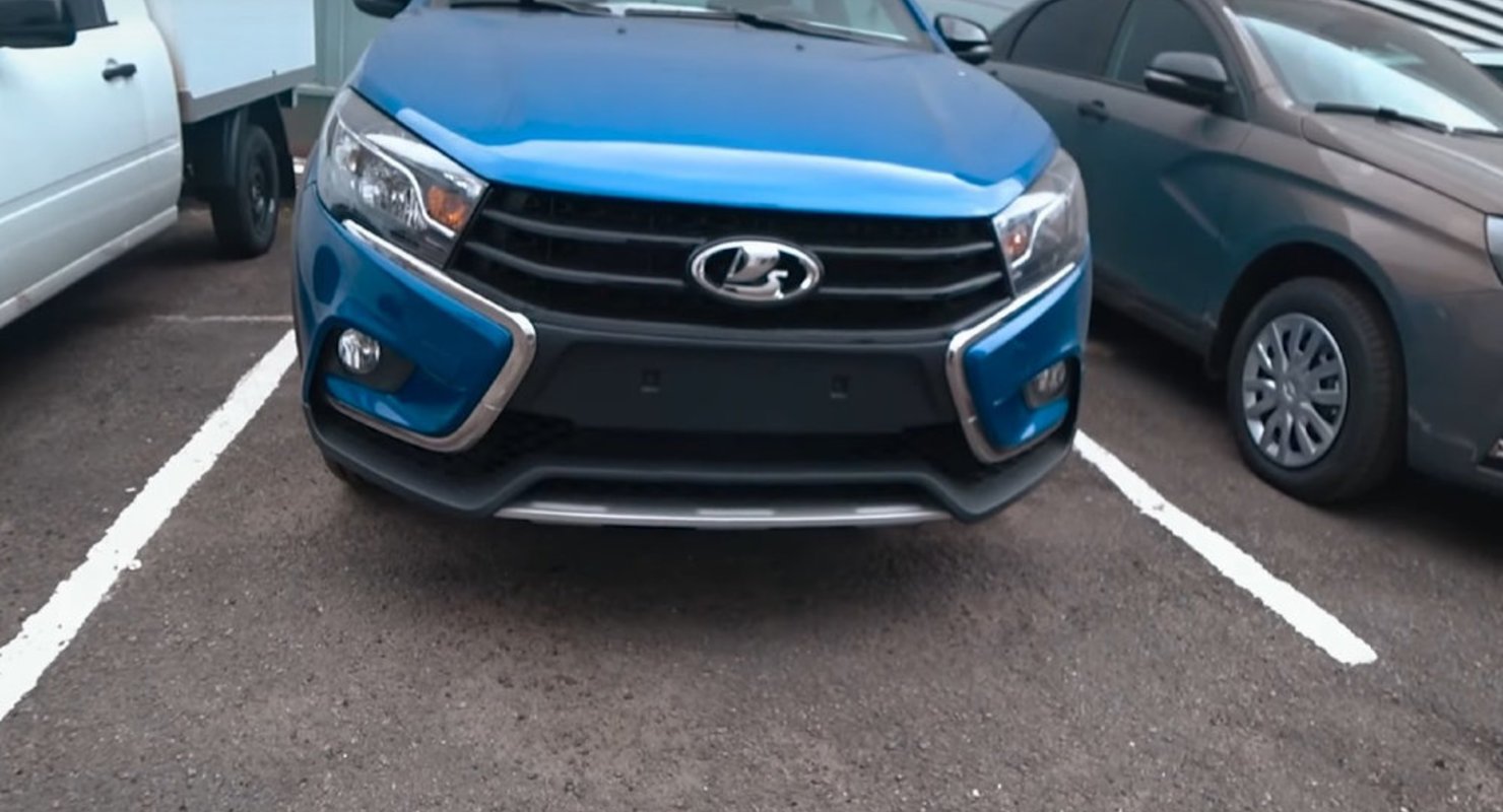 «Допы уберем, цена останется». Как «разводят» на переплату дилеры Lada