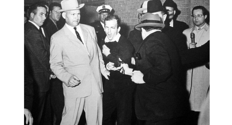    Момент выстрела Джека Руби в Ли Хали Освальда, 24 ноября 1963 года / Викимедиа