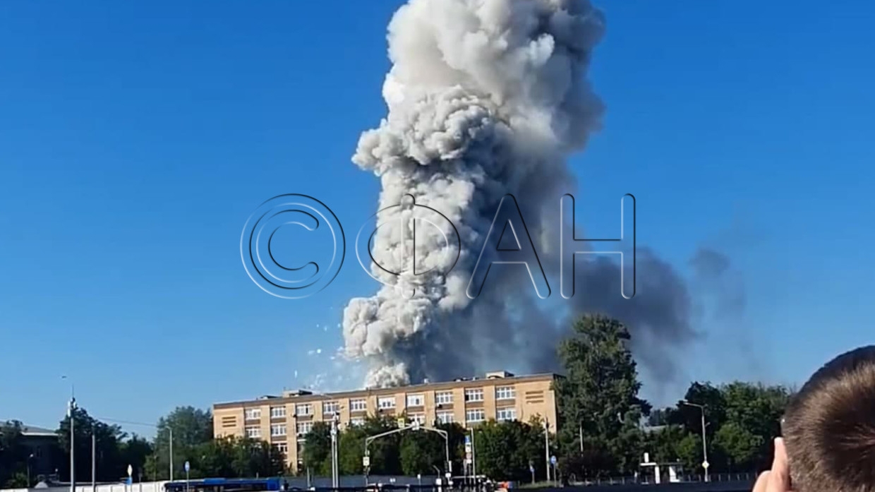 Пожарным удалось локализовать возгорание на московском складе пиротехники