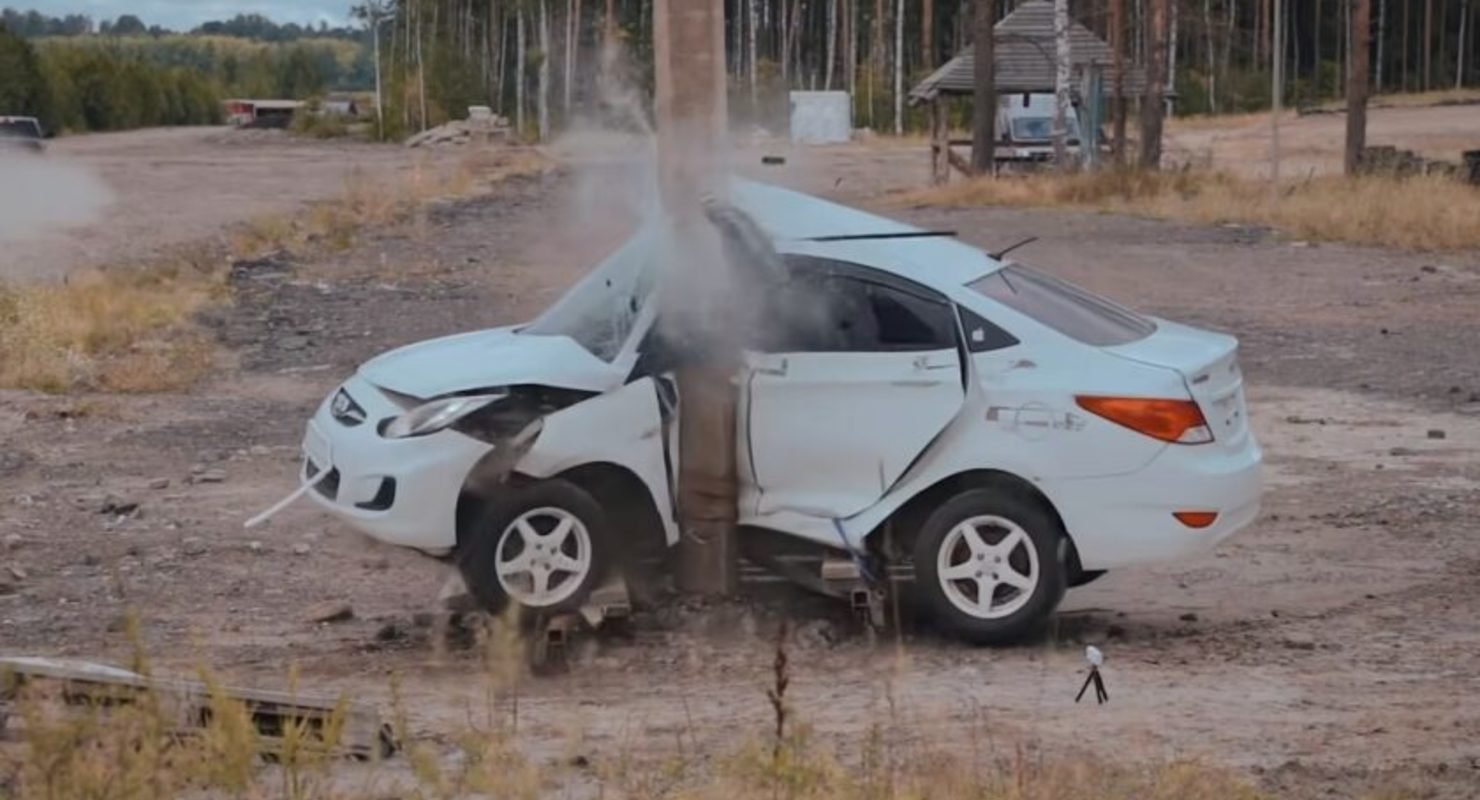 Hyundai Solaris — краш-тест со столбом на скорости 55 км/час