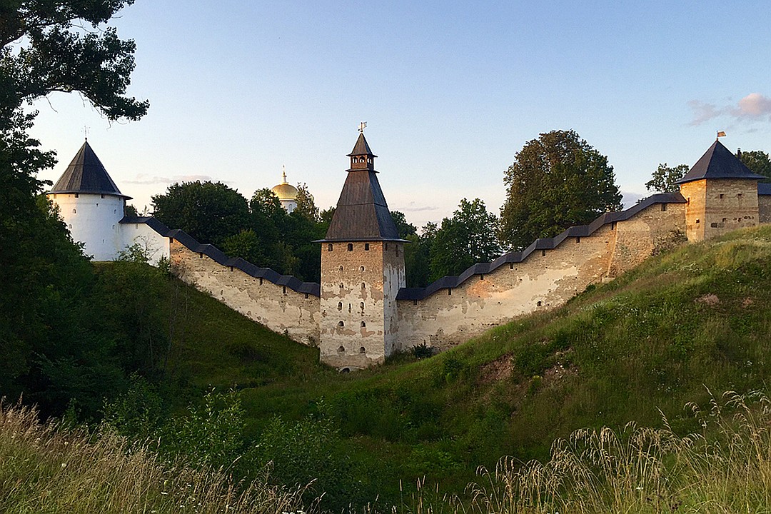 Стены древнего монастыря Фото: Елена ЧИНКОВА