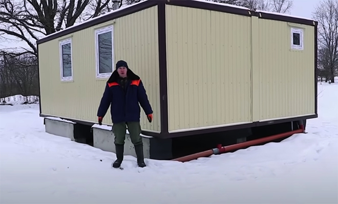 Мужчина построил зимний дом с удобствами по цене 3 метров в новостройке и показал, как экономил: видео
