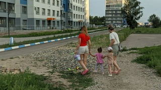 Мамы прогуливаются с детьми / Фото: amic.ru