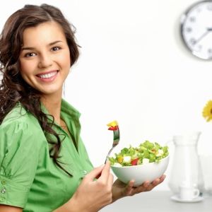 Как справиться с гормональным дисбалансом?»/></p>
<p>Многие женщины ошибочно полагают, что напряженная повседневная жизнь является причиной того, что им трудно просыпаться по утрам даже с помощью чашки крепкого кофе. </p>
<p>На самом деле, это ненормально чувствовать себя вялым, рассеянным и умственно вялым. Простые диетические изменения, такие как отказ от продуктов из пшеницы и большинства зерновых, помогут стабилизировать уровень сахара в крови. </p>
<p>Один из самых заметных симптомов гормонального дисбаланса — снижение либидо, которое начинается с нарушений сна. Без качественного сна может снизиться выработка половых гормонов. </p>
<p>Маточное молочко мягко регулирует половые гормоны. Также хорошо пить в качестве профилактики. Эффективная доза составляет 500 мг в сутки. 10 мг натурального маточного молочка распределяют на 20 дней. Его можно принимать сразу, но удобнее смешивать с медом. </p>
<p>При проблемах с щитовидной железой особенно полезен дополнительный прием селена и йода. Доза селена составляет 100 мг. один или два раза в день. А для обеспечения организма йодом важно употреблять больше рыбы, морепродуктов и водорослей. </p>
<p>См. также: </p>
<p>– Какие продукты регулируют половые гормоны; </p>
<p>-Что такое половые гормоны и как они влияют на организм? </p>