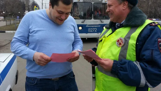 Автоинструктор раскрыл, зачем опытные водители стали выходить из машины при остановке ГИБДД