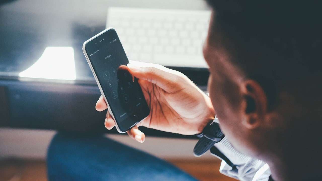 Психиатр Додица развеял миф об условной норме использования гаджетов в день