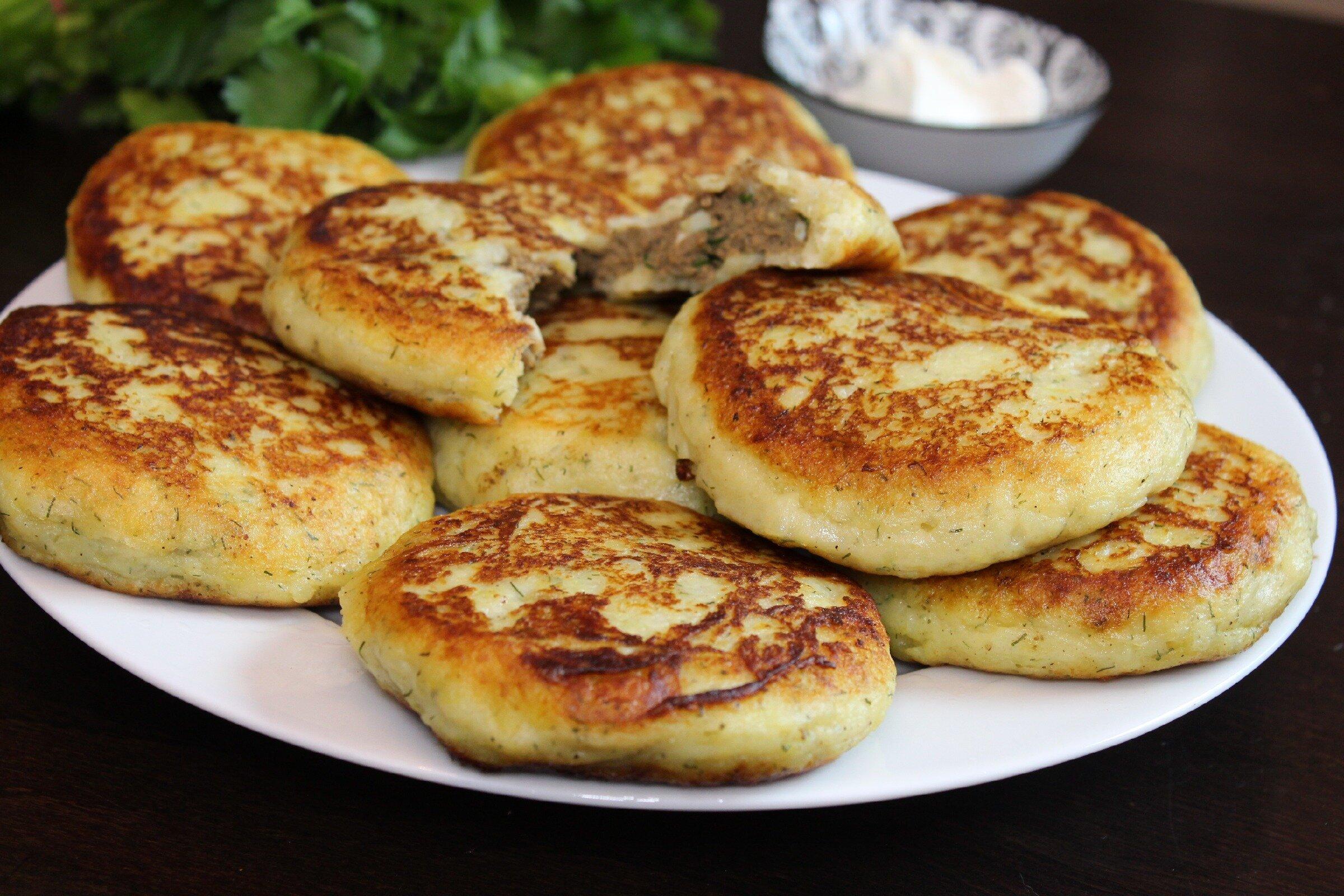 Картофельные пирожки с мясом. Картофельные котлеты с печенью. Картофельные зразы с печенью. Картофельные зразы с куриной печенью. Картофельные зразы с печёночной начинкой.