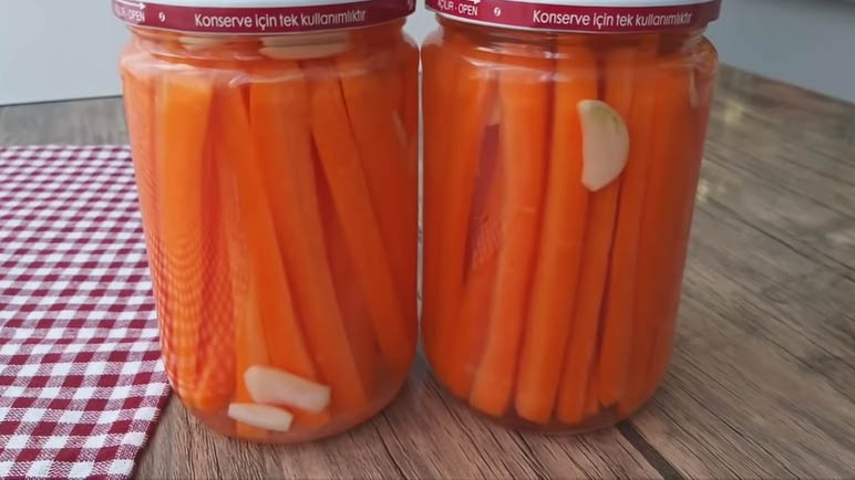 Поместите морковку в банку и получите шикарную закуску банку, морковь, каждую, очень, чеснока, водой, сахара, маринованную, лимонного, между, Предельно, пространство, чутьчуть, совсем, оставляя, верха, залейте, Затем, уксуса, крышкойЗакройте