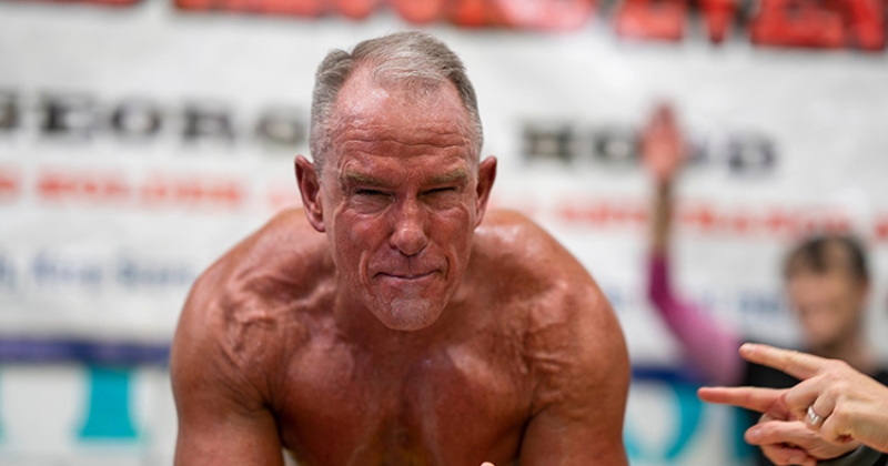 Американец в 62-года поставил рекорд, простояв более 8 часов в планке