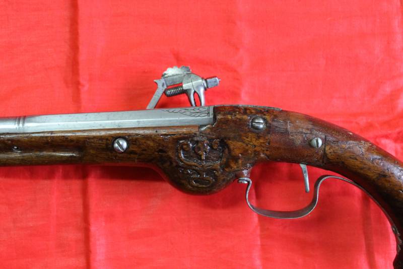 «Маленькое открытие в прикладе аркебузы…» пенал, всего, пистолет, музее, очень, только, спусковой, чтобы, руках, можно, музея, оружие, слева, крышка, такой, более, ружья, курок, калибр, просто