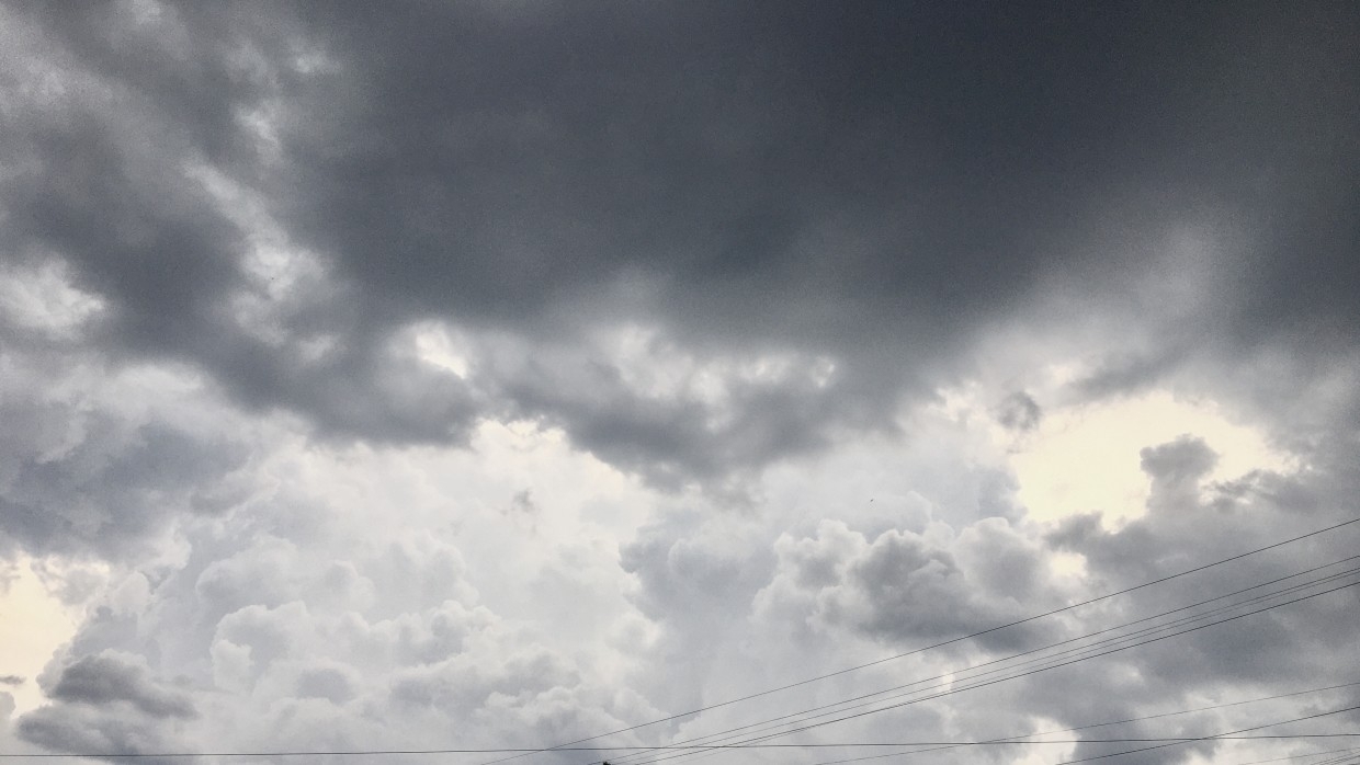 Свыше 100 тысяч человек остались без света из-за непогоды в Краснодарском крае