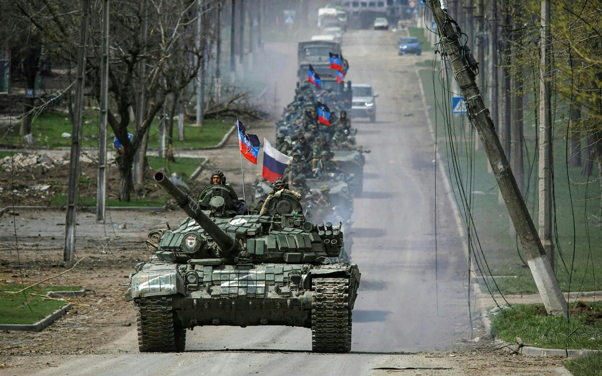 Бронетанковая колонна пророссийских войск в южном портовом городе Мариуполь, Украина, 21 апреля 2022 года. Reuters (подписи тоже цитирую точно по НАТО Ревю)