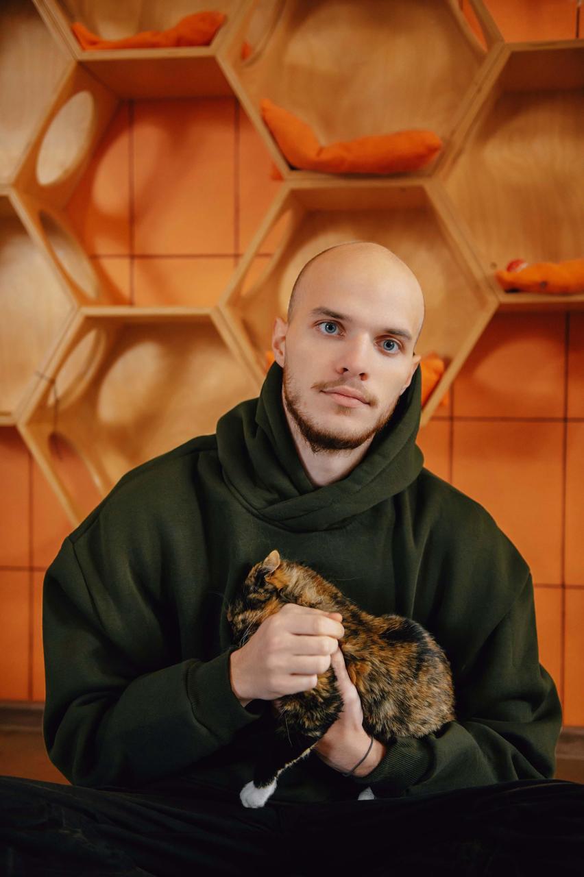 Ловец Виталий осматривает животное