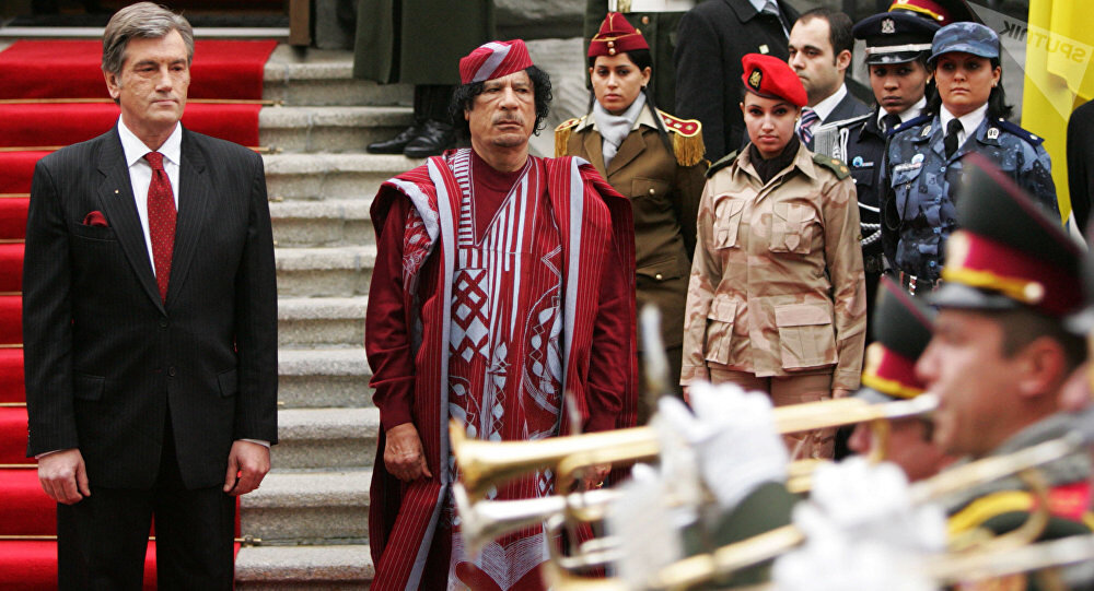 Каддафи с его охраной из женщин