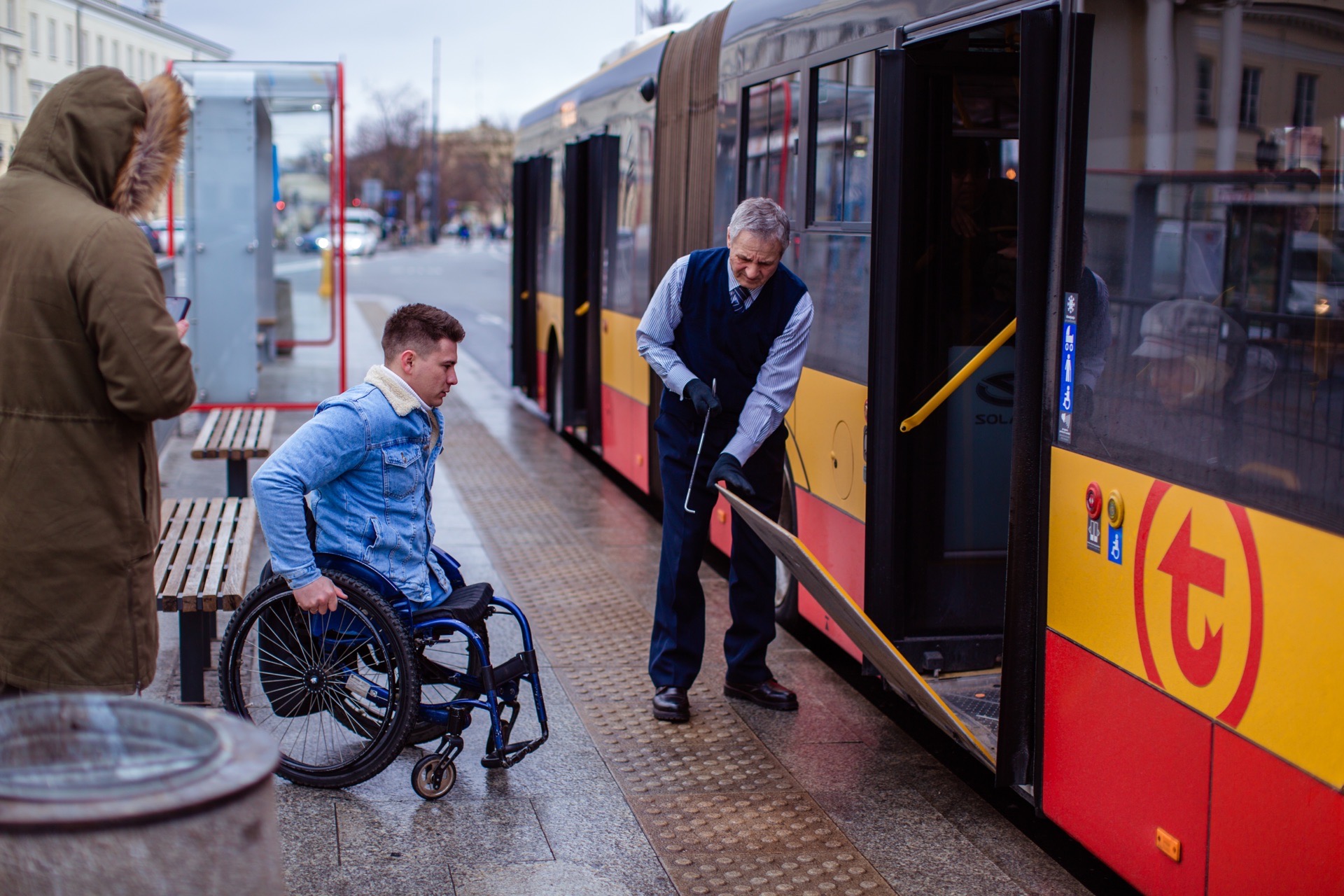 Группы инвалидов доступная среда. Общественный транспорт для инвалидов. Инвалиды в Европе. Доступная среда для инвалидов. Доступная среда для инвалидов в Европе.