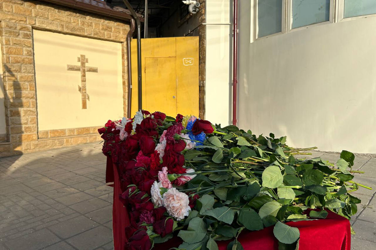 В Махачкале после теракта возложили цветы перед Свято-Успенским собором
