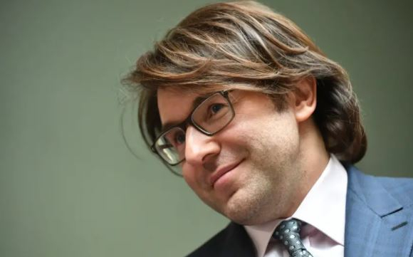 Телеведущий Малахов показал, как его наказывает супруга Наталья Шкулева