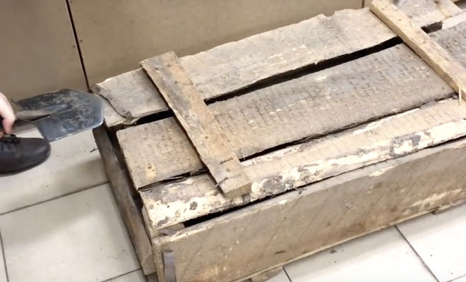 Старый оружейный ящик лежал на консервации 30 лет: поисковики сняли крышку лопатой и открыли