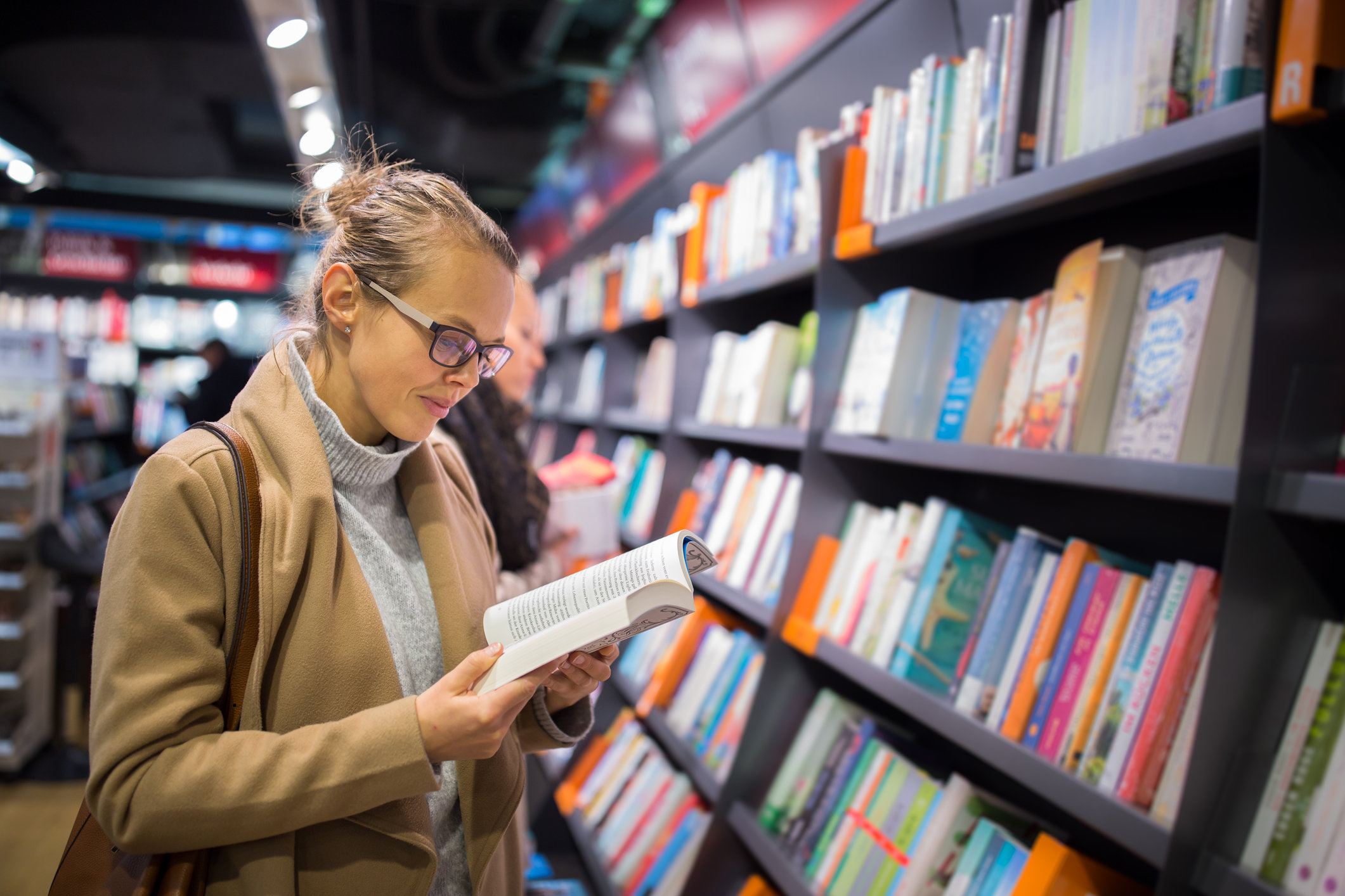 Магазины покупающие книги. Покупатели в книжном магазине. Люди в книжном магазине. Продавец книжного магазина.