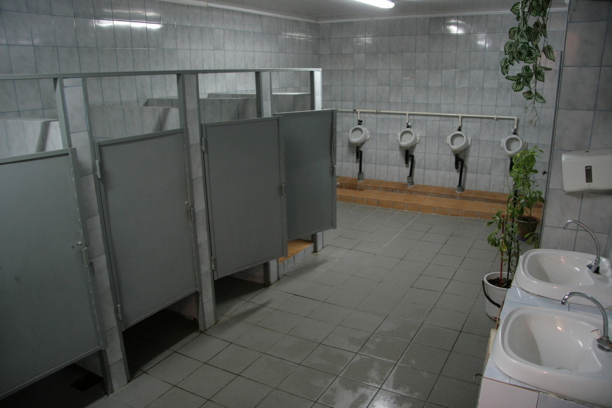 В российской школе установили полуоткрытые туалеты перед ЕГЭ