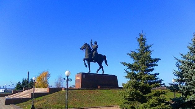 Конный памятник К.Е.Ворошилову в Луганске