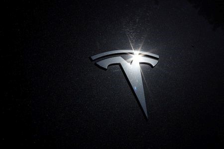 Инвесторы Tesla Inc разочаровались из-за того, что компания не была включена в индекс S&P 500, но производитель электромобилей все еще может попасть в бенчмарк