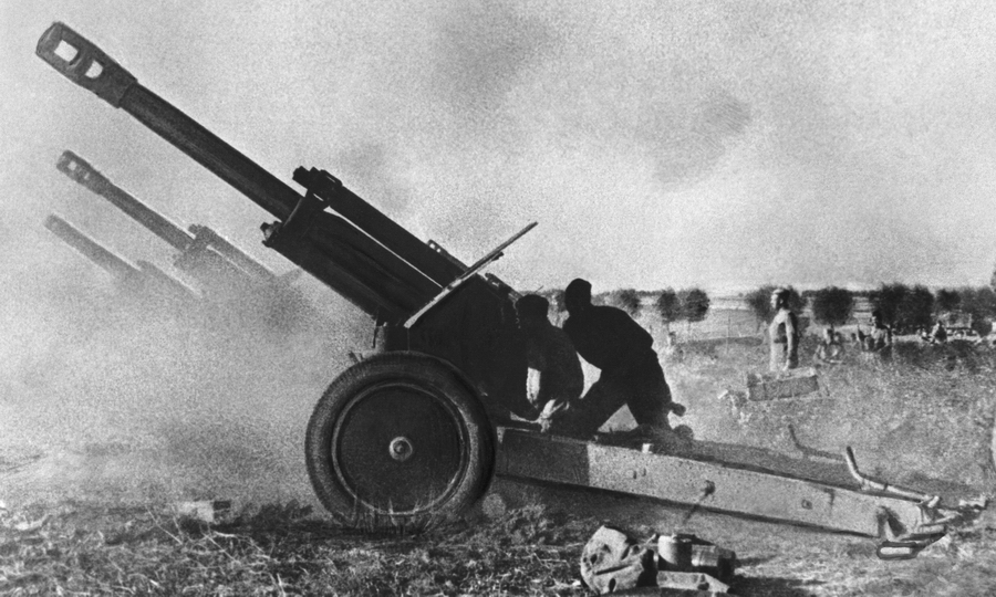 ​Батарея 152-мм гаубиц ведёт огонь в Восточной Пруссии - Бокс одной рукой | Warspot.ru